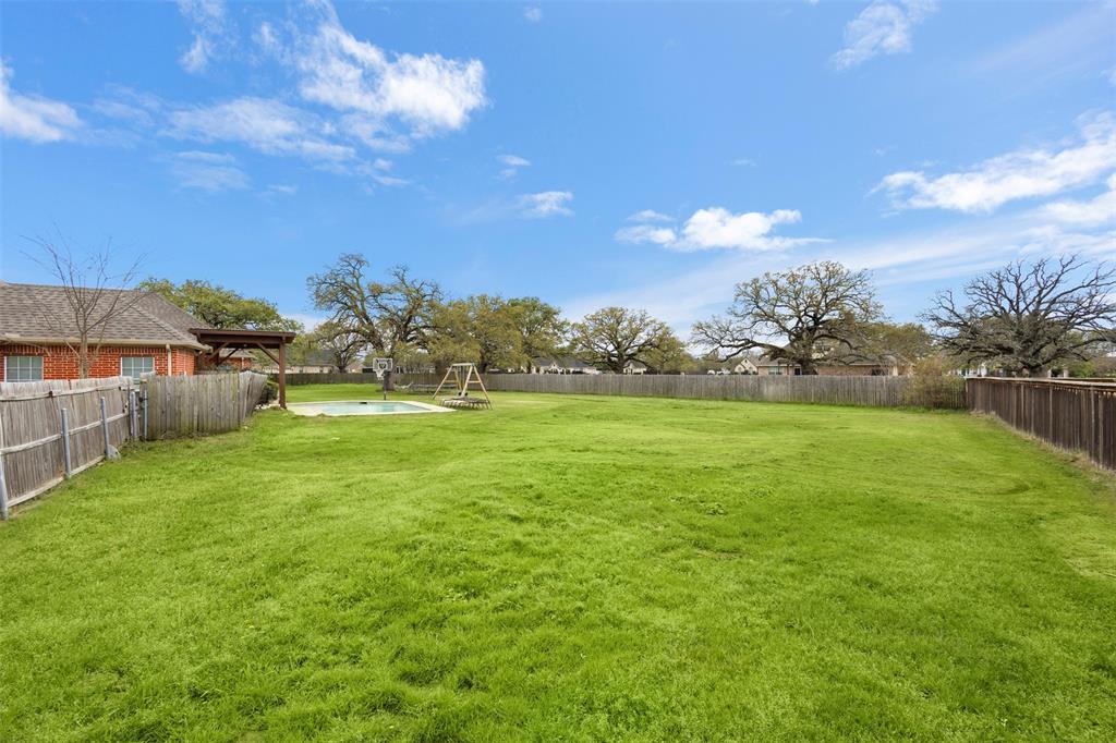 2000 Pin Oak Drive Kaufman, TX 75142 - Photo 38 of 40 a backyard of a house with lots of green space