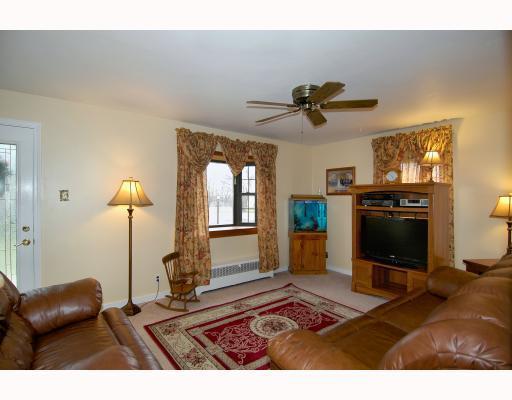 1559 Anderson Road Pittsburgh, PA 15209 - Photo 4 of 17 Living Room.