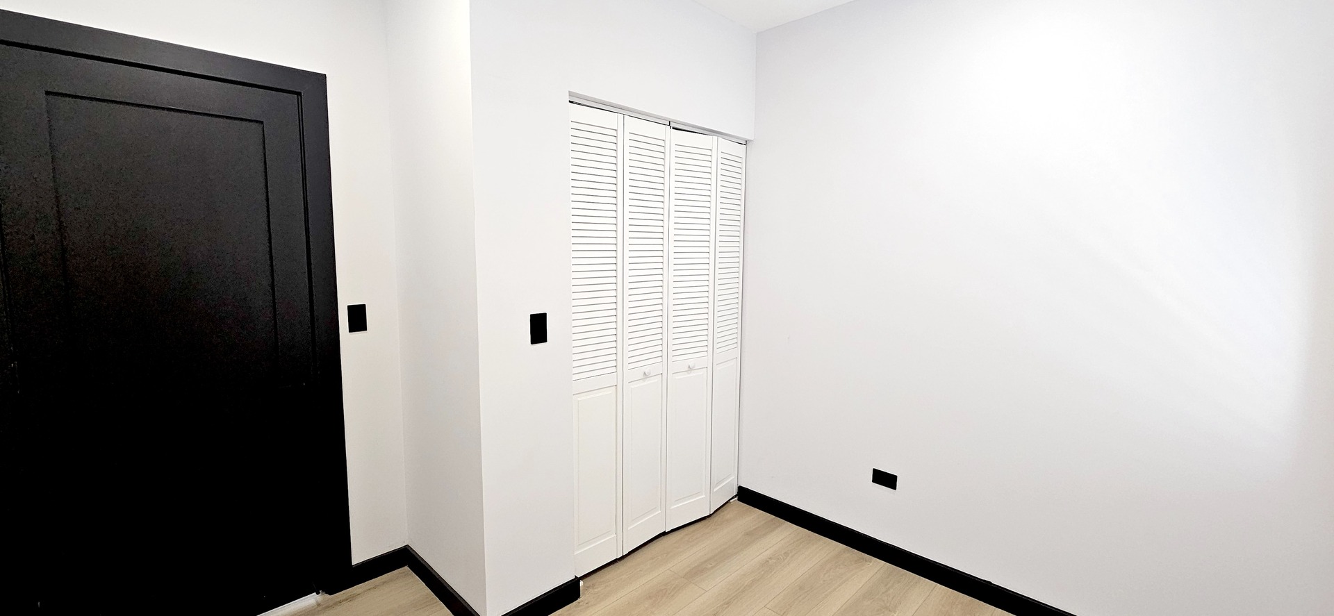 1833 West 21st Street, Unit 2R Chicago, IL 60608 - Photo 9 of 14 a view of a room with wooden floor and a window