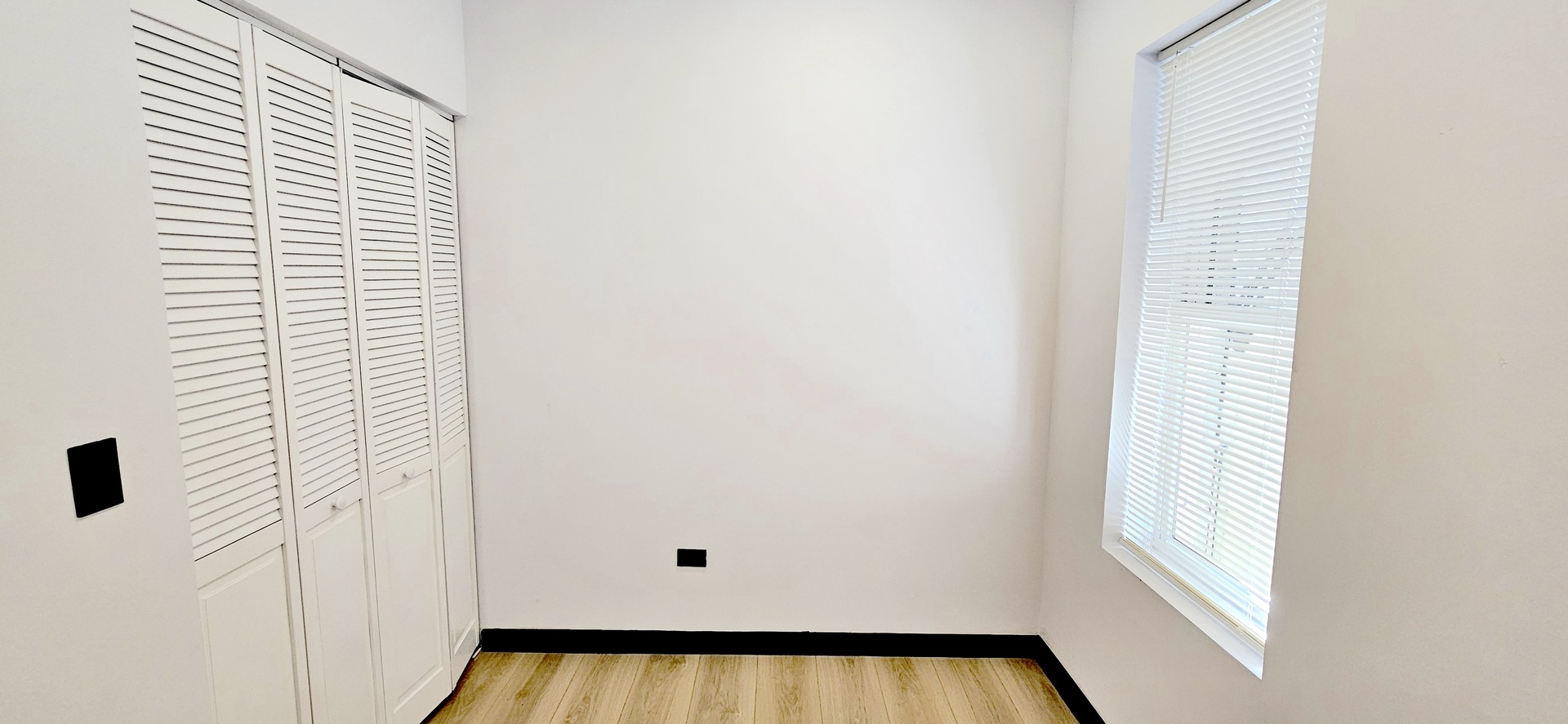 1833 West 21st Street, Unit 2R Chicago, IL 60608 - Photo 10 of 14 a view of a hardwood & an entryway