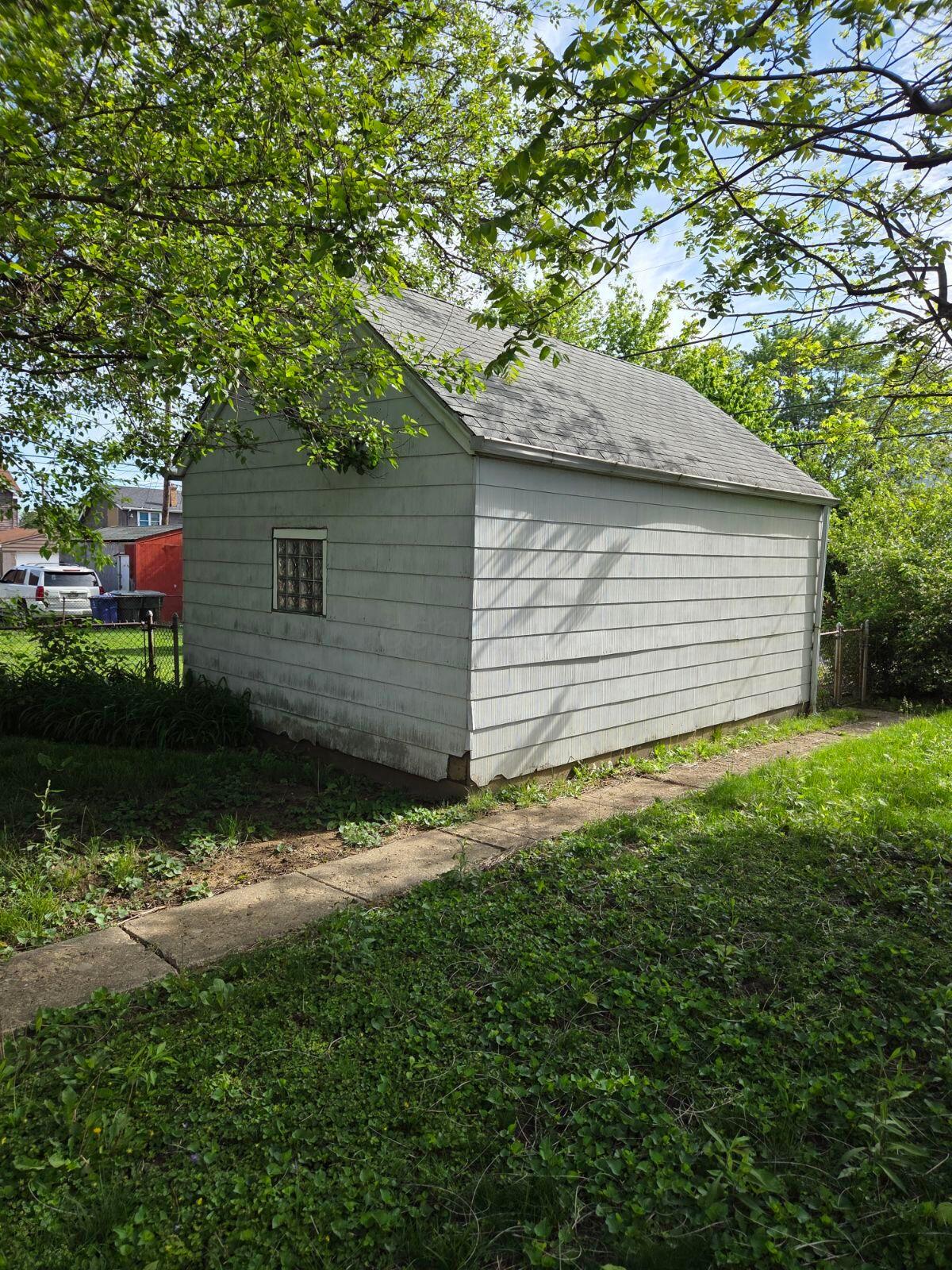584 Chestershire Road Columbus, OH 43204 - Photo 3 of 17