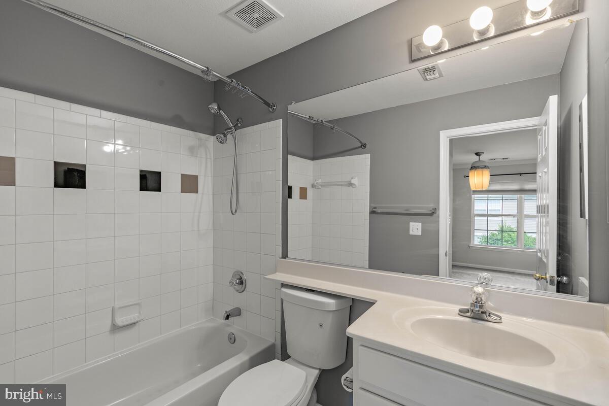 43579 Patching Pond Square Ashburn, VA 20147 - Photo 11 of 18 Primary bathroom