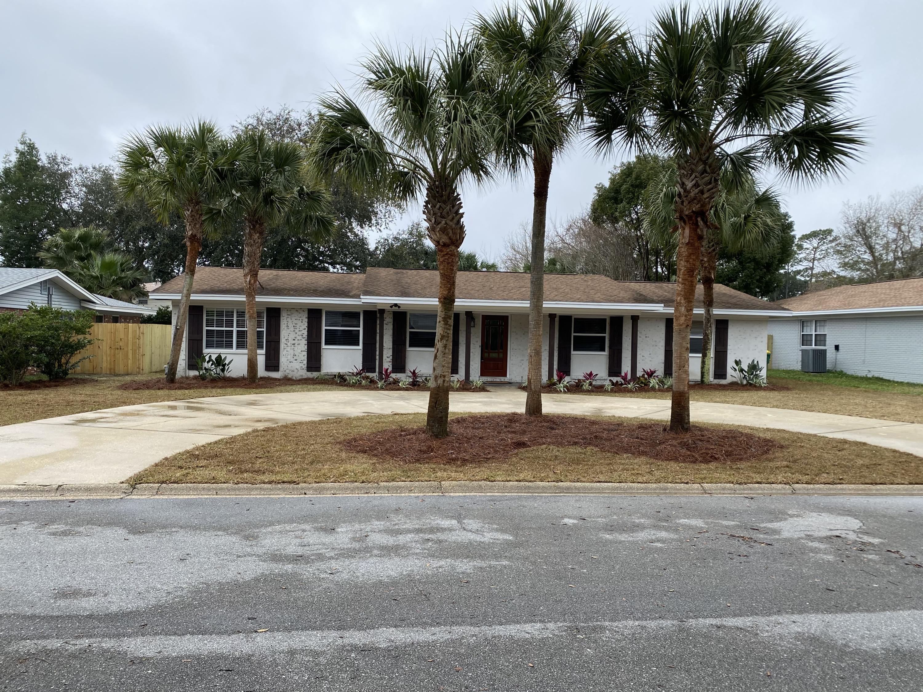 321 St Andrews Drive Niceville, FL 32578 - Photo 2 of 15 a front view of a house with a garden