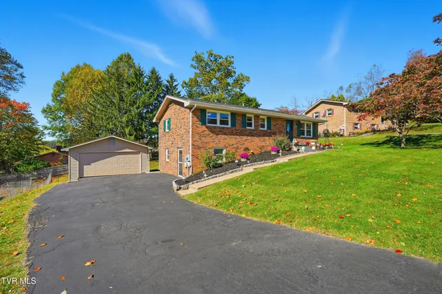 $264,900 | 849 Meadowcrest Drive, Bristol, VA 24201