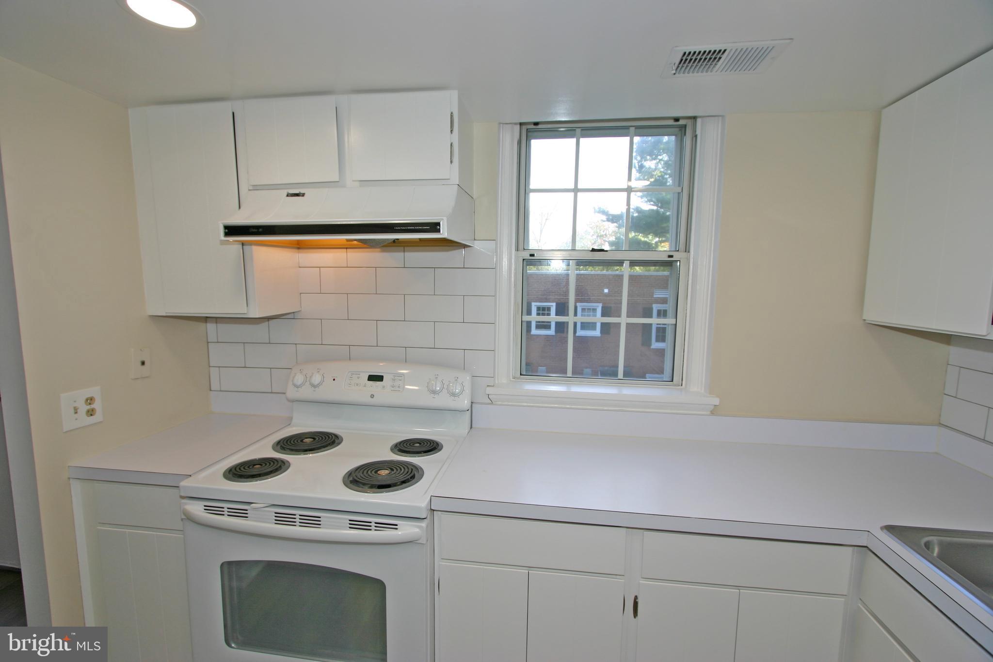 4907 29th Road South, Unit B1 Arlington, VA 22206 - Photo 3 of 20 Kitchen