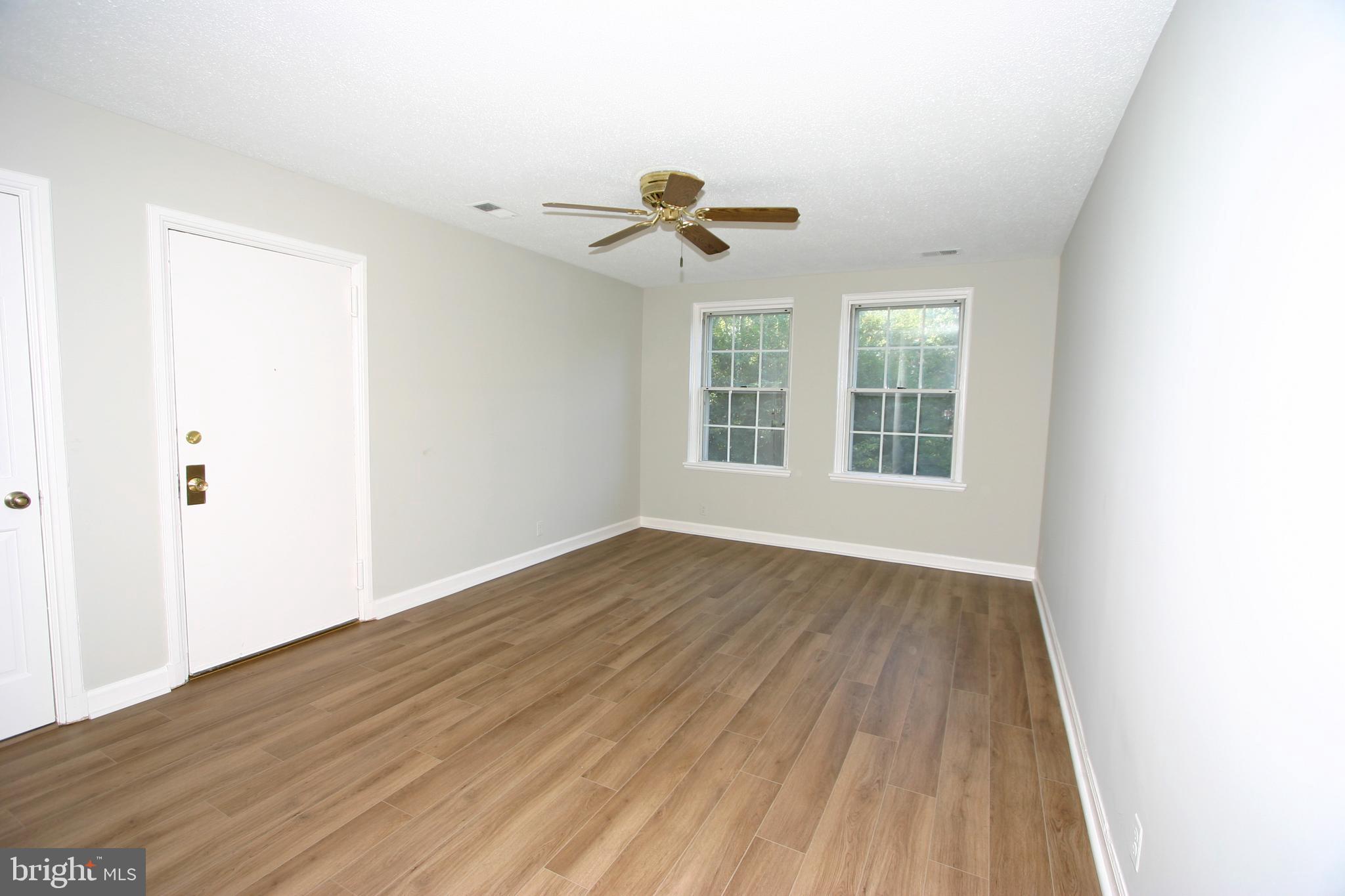 4907 29th Road South, Unit B1 Arlington, VA 22206 - Photo 6 of 20 Living Room