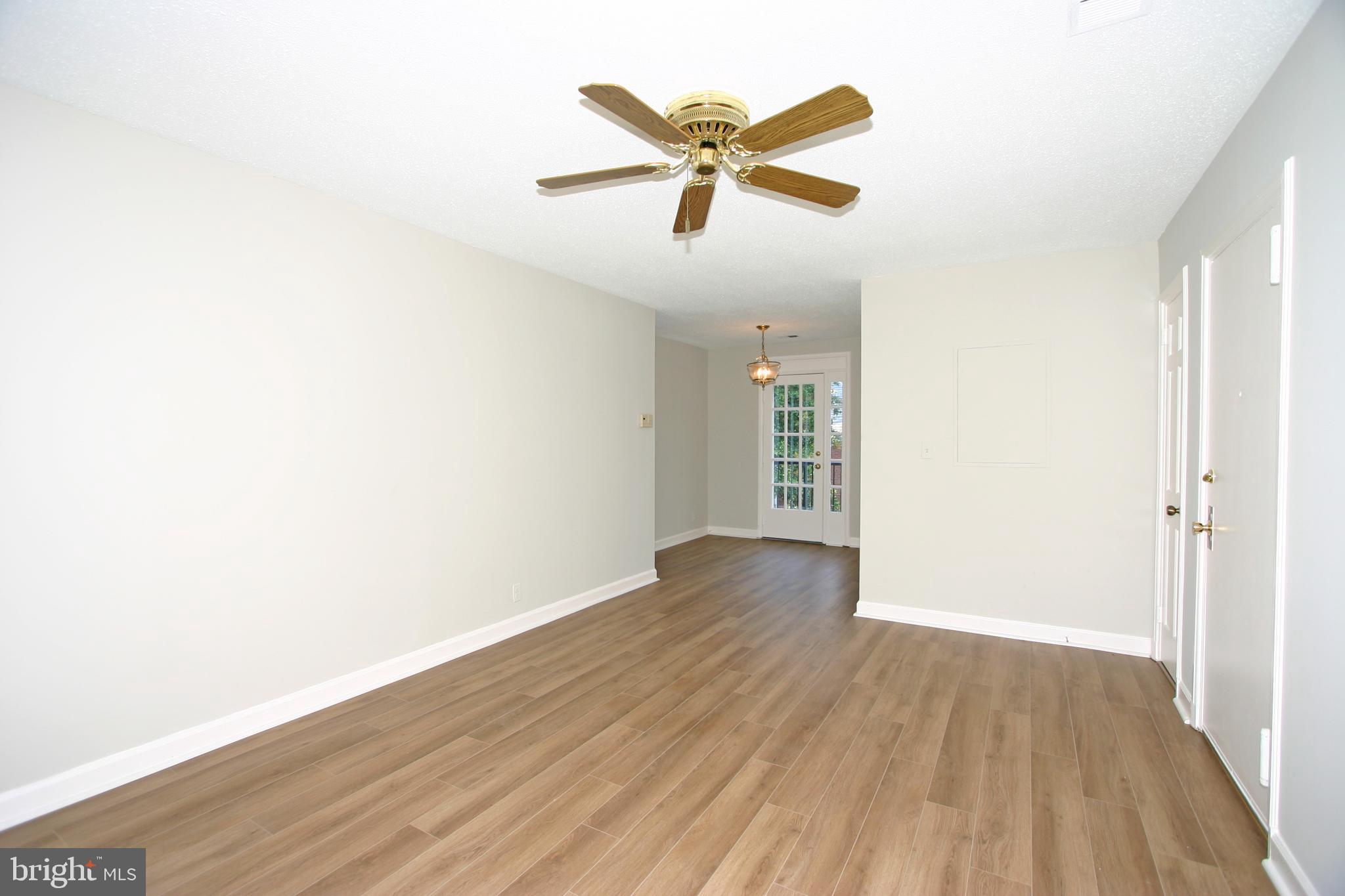 4907 29th Road South, Unit B1 Arlington, VA 22206 - Photo 7 of 20 Living Room
