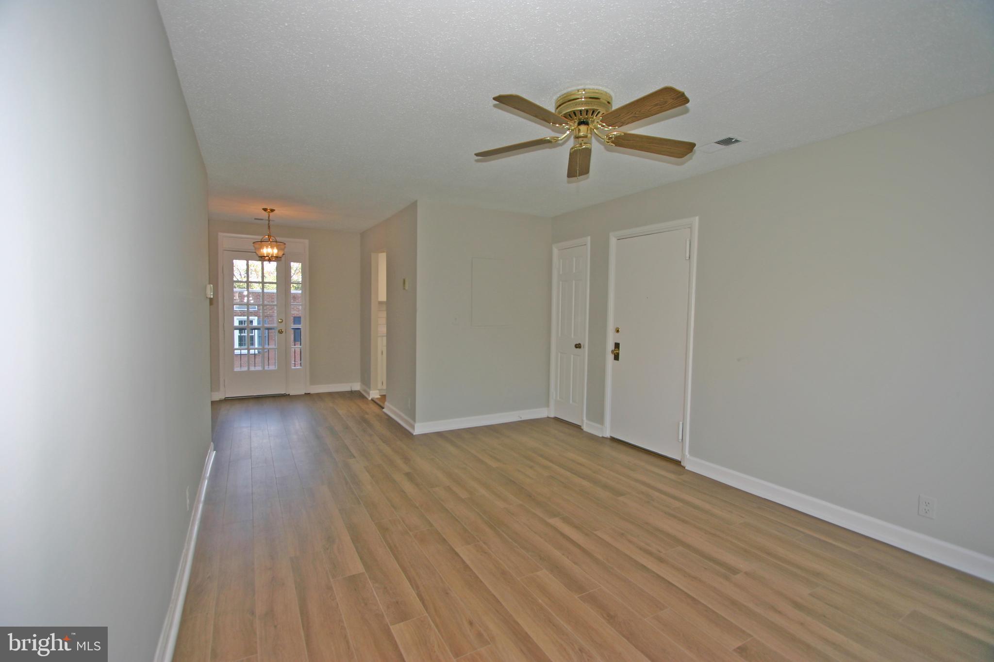 4907 29th Road South, Unit B1 Arlington, VA 22206 - Photo 8 of 20 Living Room