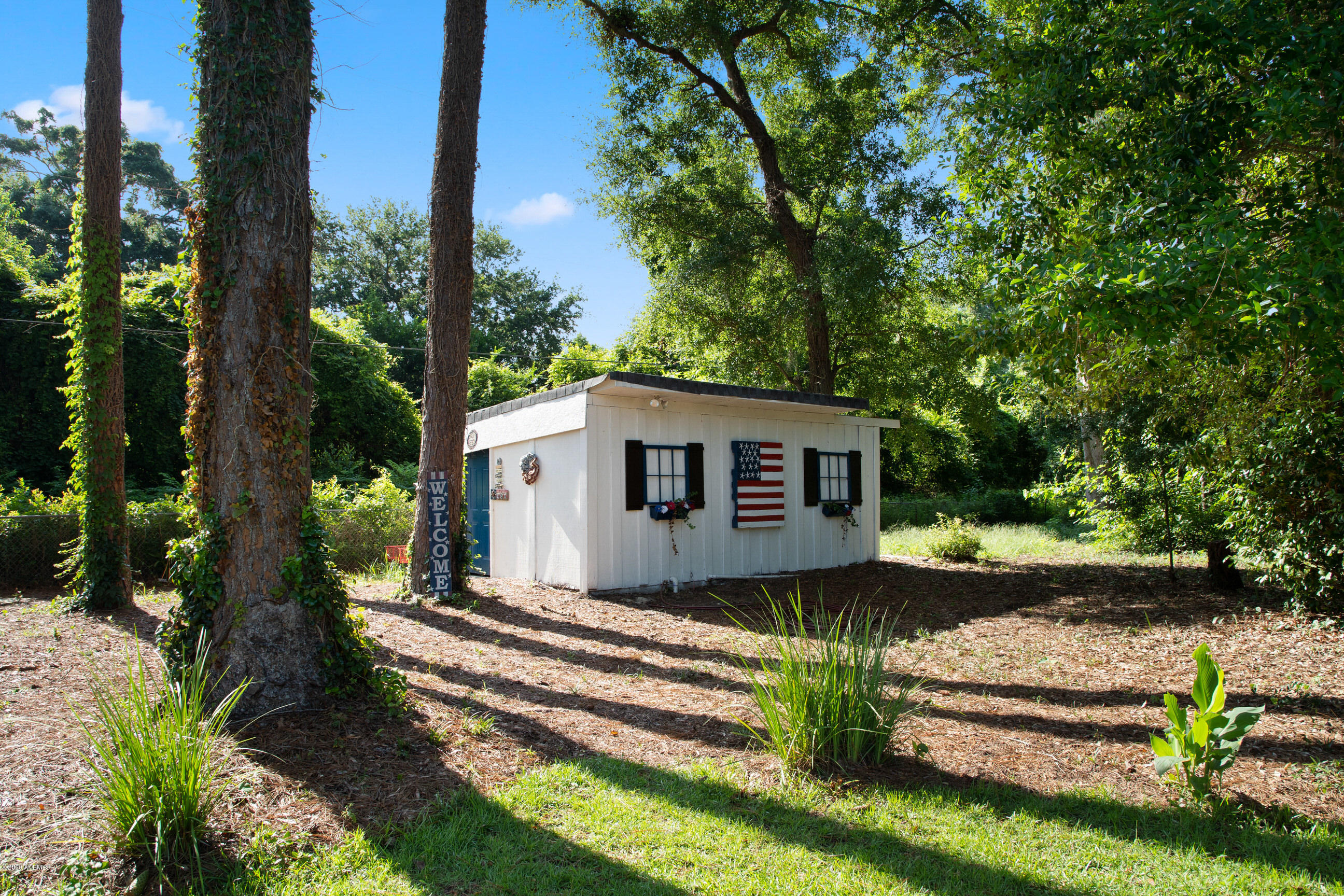 1513 Riverside Drive Beaufort, SC 29902 - Photo 24 of 32 Pool House or Storage Shed