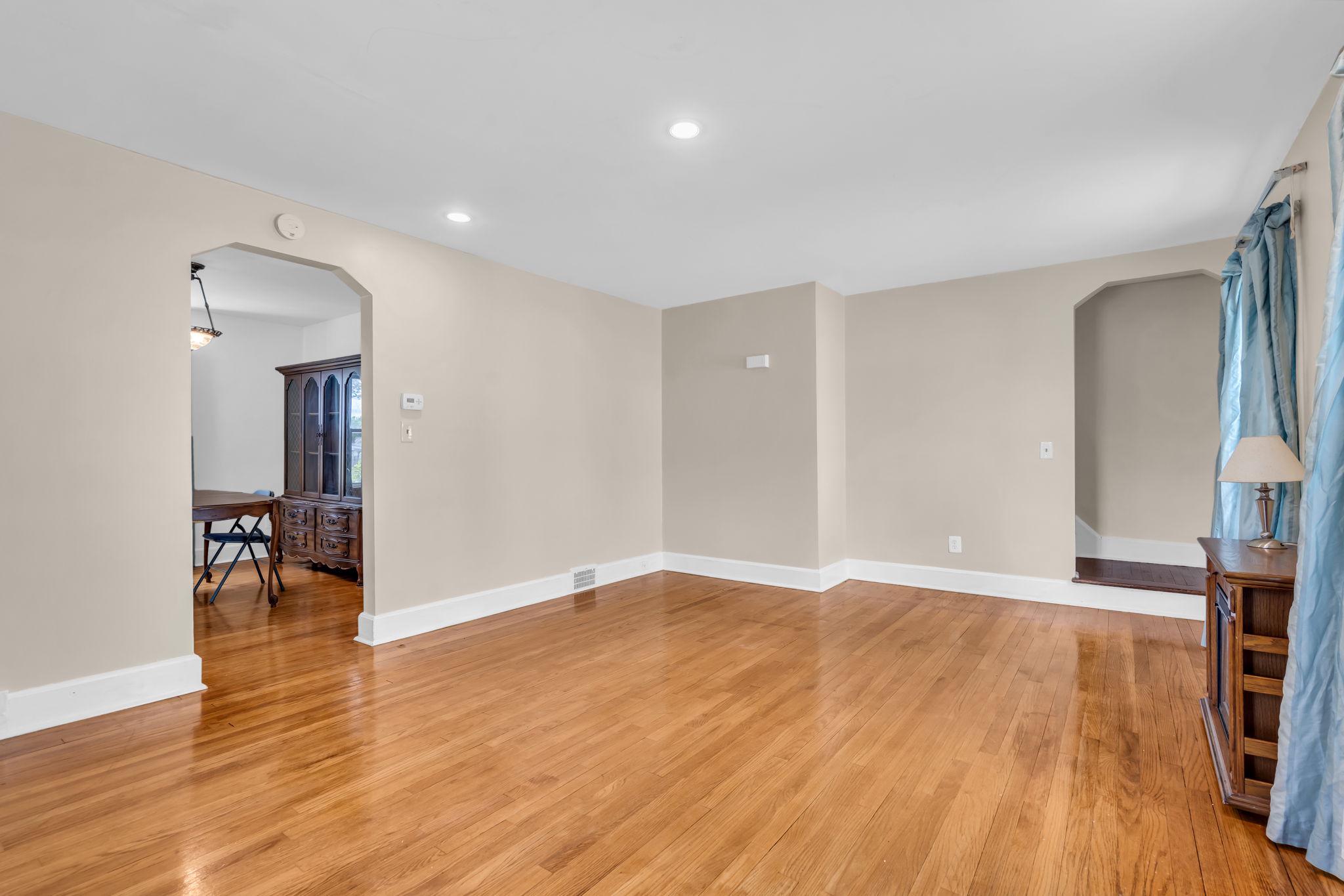 826 Whitehorse Mercerville Road Hamilton, NJ 08610 - Photo 3 of 31 Living Room