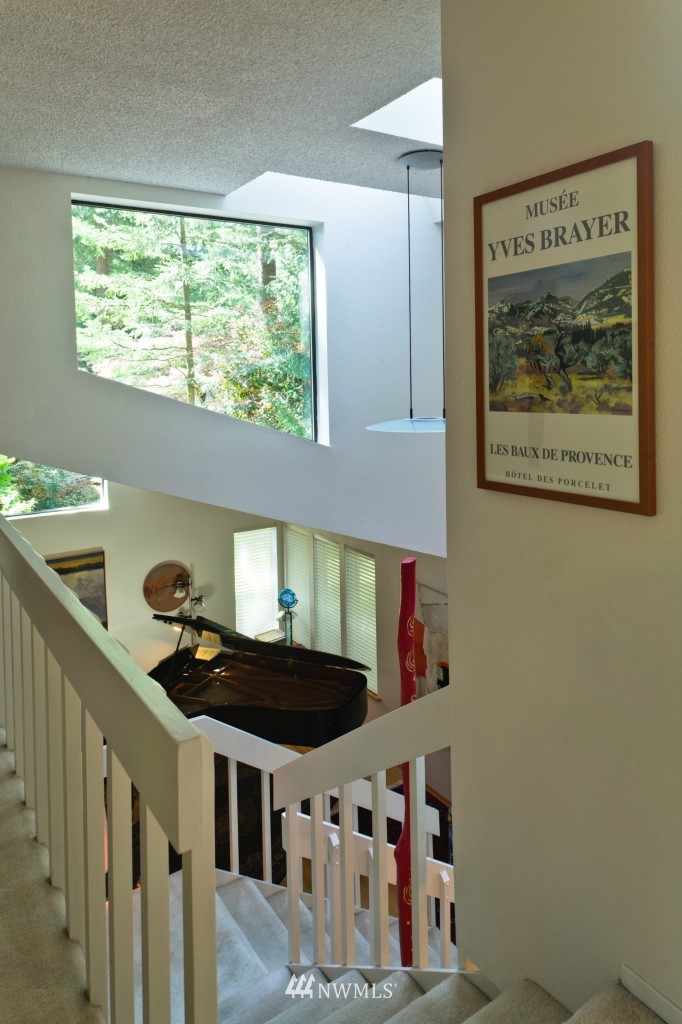 621 Canyon View Road Bellingham, WA 98225 - Photo 10 of 15 a view of a hallway with windows