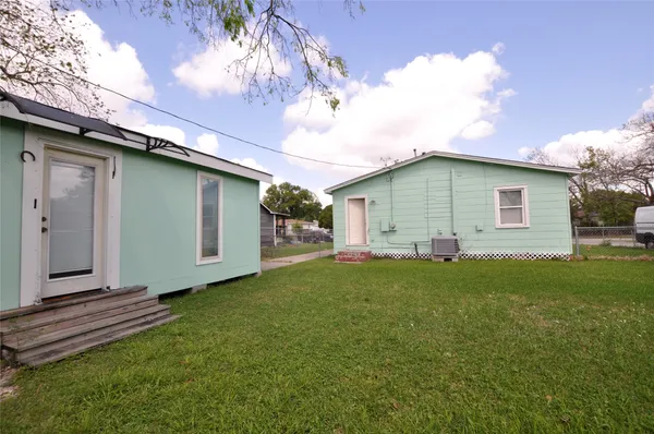 $1,400 | 7038 Quince Street, Houston, TX 77087