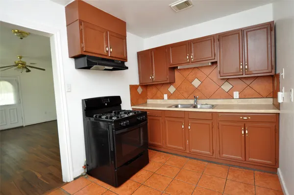 $1,400 | 7038 Quince Street, Houston, TX 77087