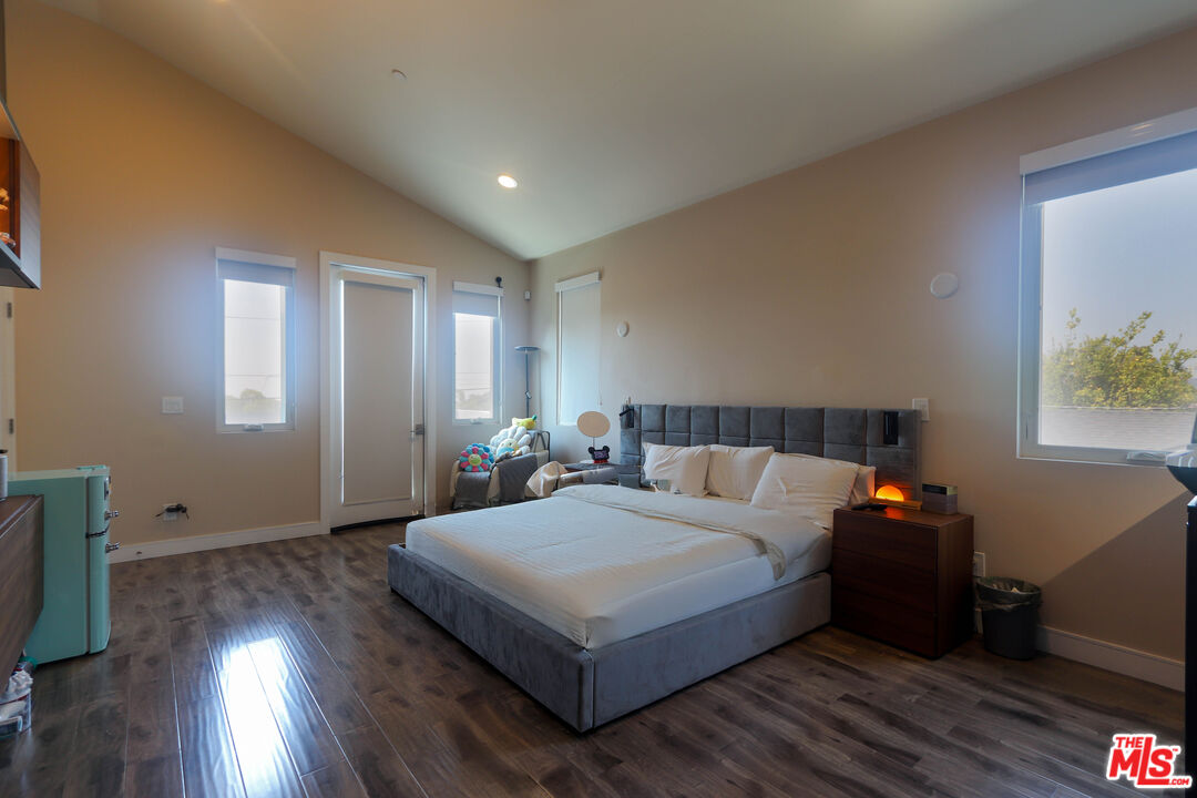 1670 Asbury Drive Pasadena, CA 91104 - Photo 15 of 27