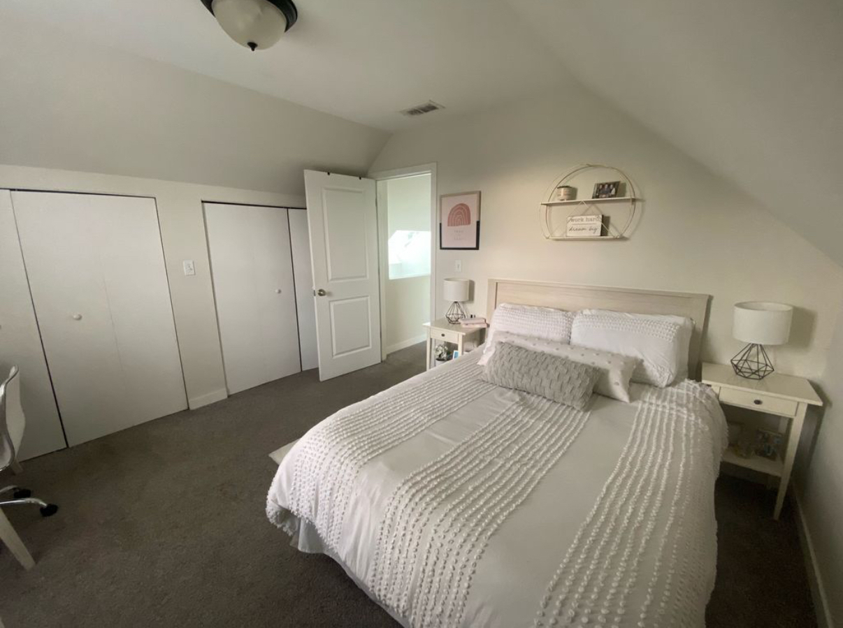 1644 North Hermitage Avenue, Unit 2R Chicago, IL 60622 - Photo 12 of 18 a bedroom with a bed and a painting on the wall