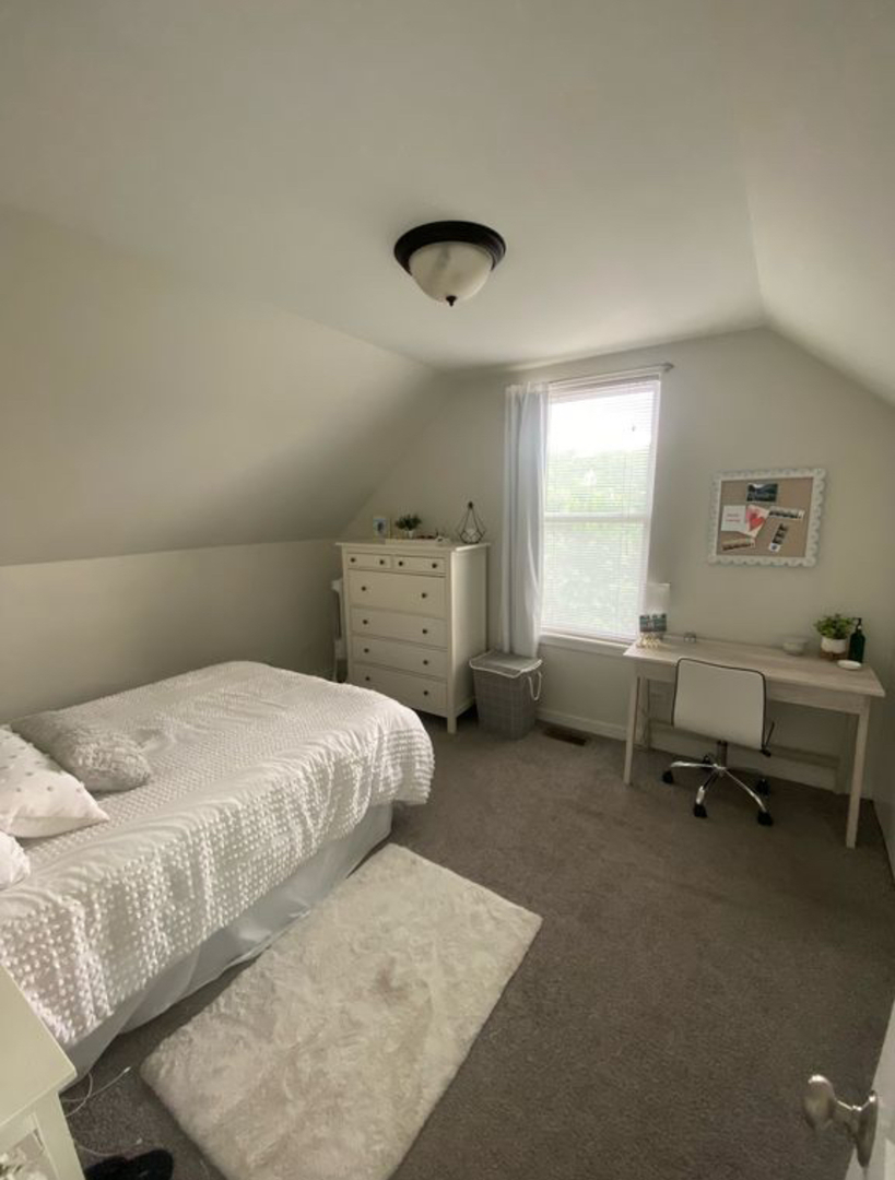 1644 North Hermitage Avenue, Unit 2R Chicago, IL 60622 - Photo 14 of 18 a bedroom with a bed and a window