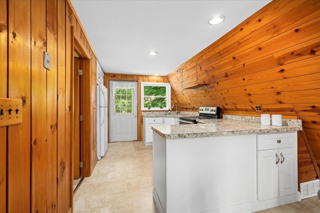 245 Sutton Road Webster, MA 01570 - Photo 9 of 38 Gallery Image 9