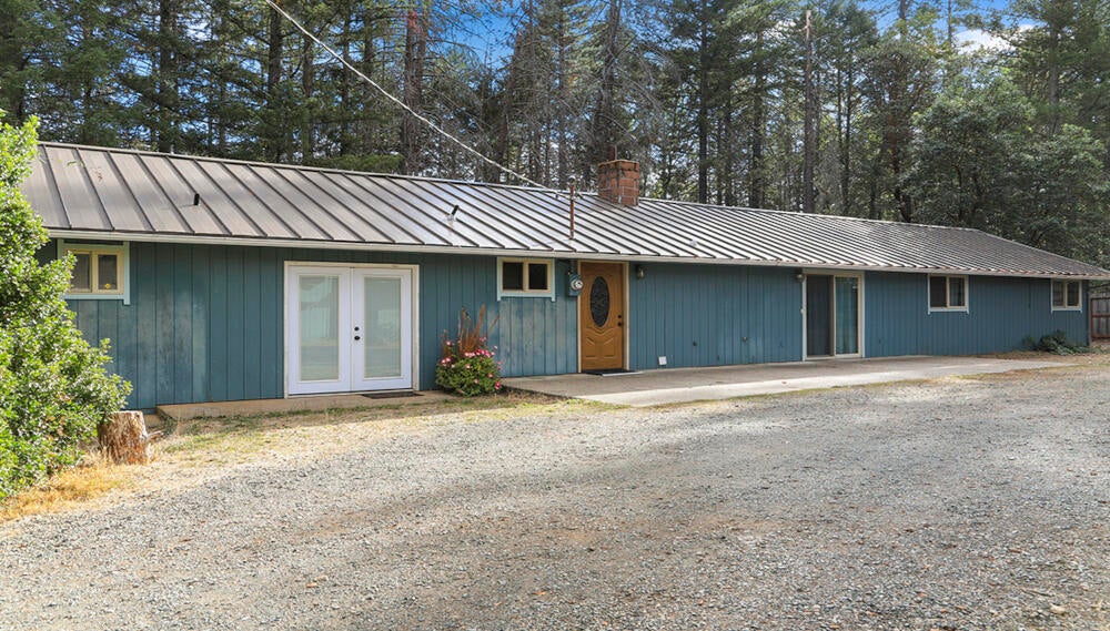 1028 North Old Stage Road Cave Junction, OR 97523 - Photo 2 of 29 1