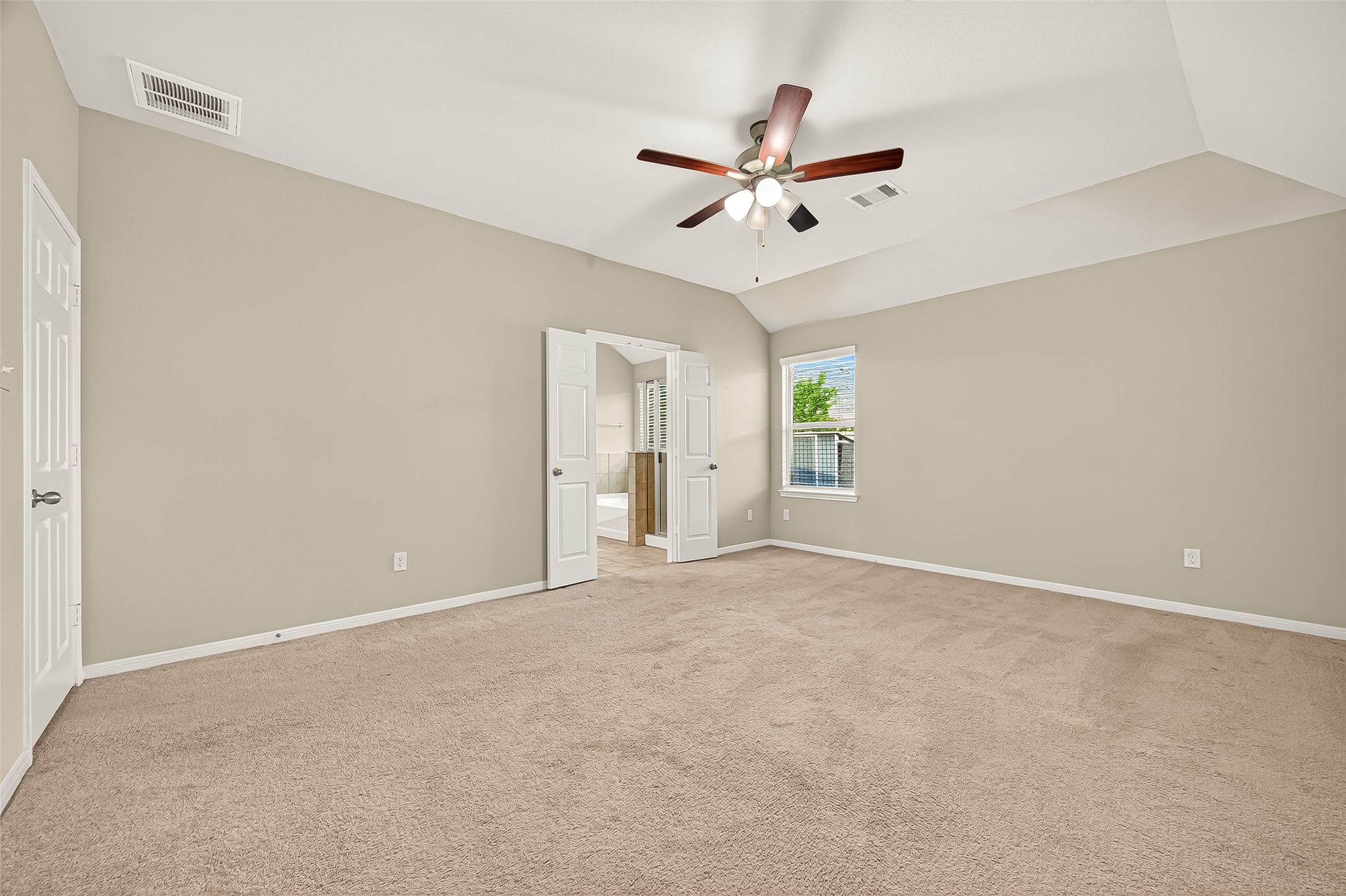 7219 Victorville Drive Rosharon, TX 77583 - Photo 23 of 34 a view of an empty room with a ceiling fan
