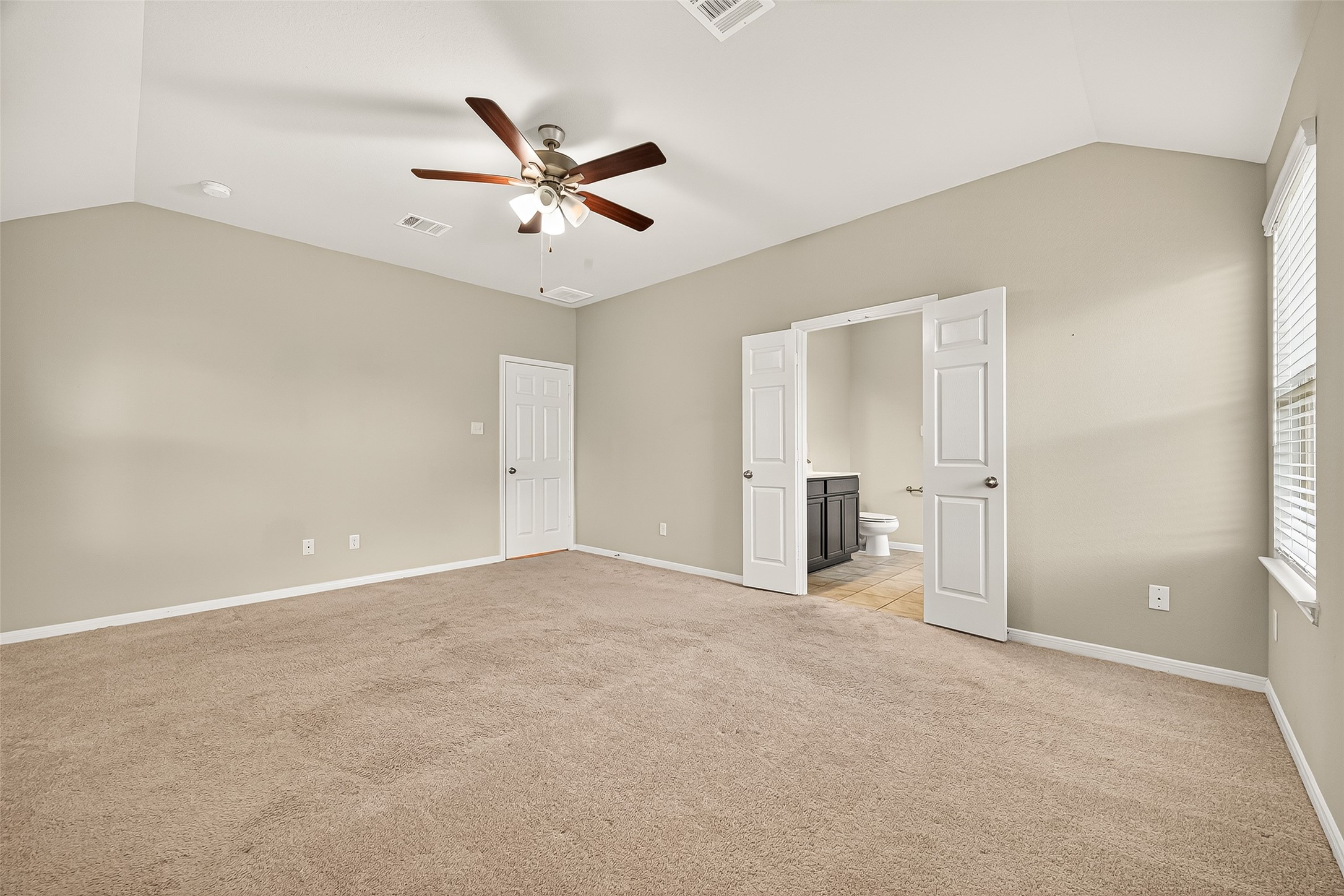 7219 Victorville Drive Rosharon, TX 77583 - Photo 24 of 34 an empty room with closet and fan