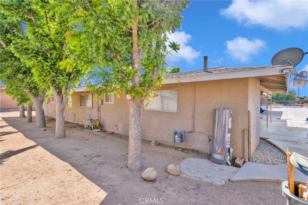 15400 Kiamichi Road Apple Valley, CA 92307 - Photo 11 of 61