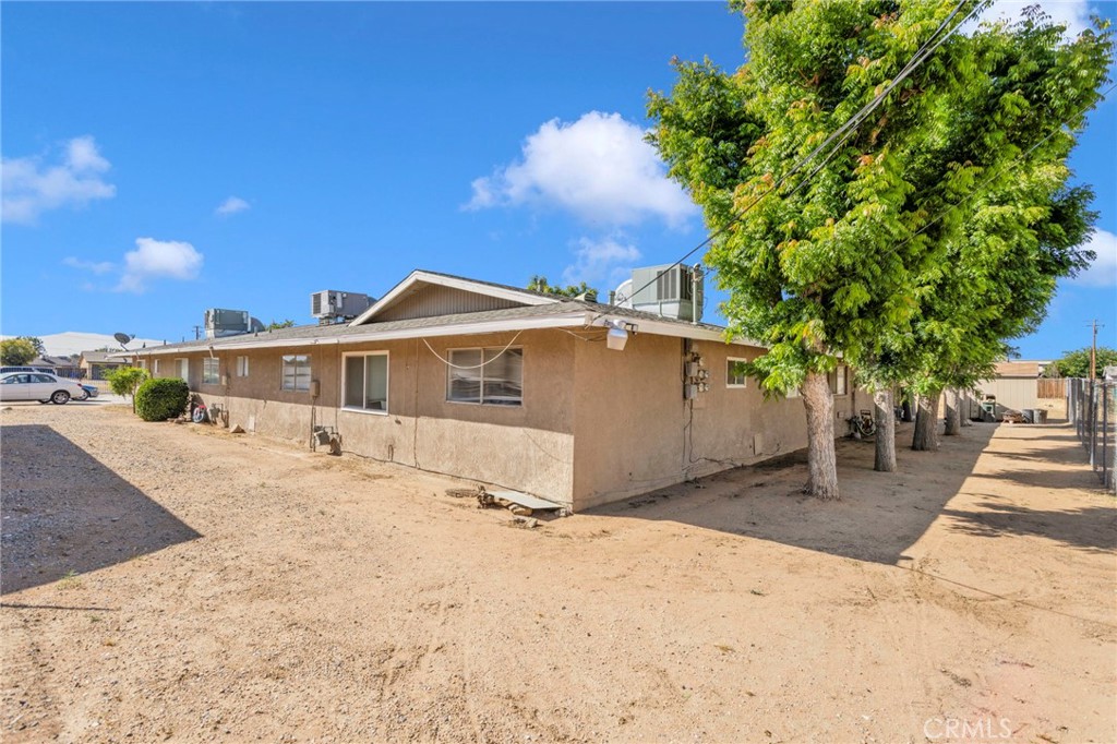 15400 Kiamichi Road Apple Valley, CA 92307 - Photo 12 of 61
