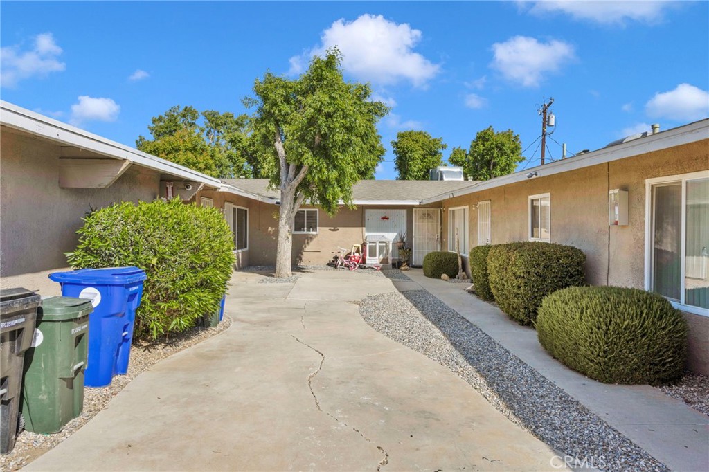 15400 Kiamichi Road Apple Valley, CA 92307 - Photo 16 of 61