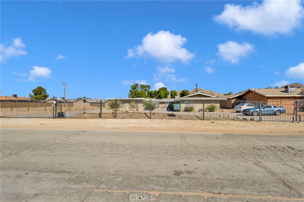 15400 Kiamichi Road Apple Valley, CA 92307 - Photo 35 of 61