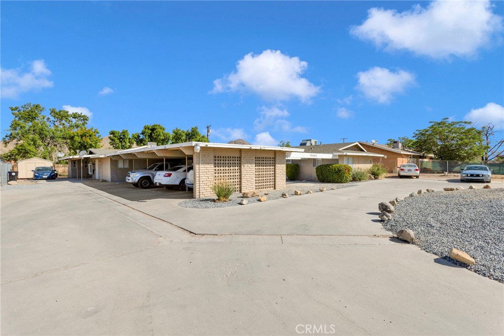 15400 Kiamichi Road Apple Valley, CA 92307 - Photo 8 of 61