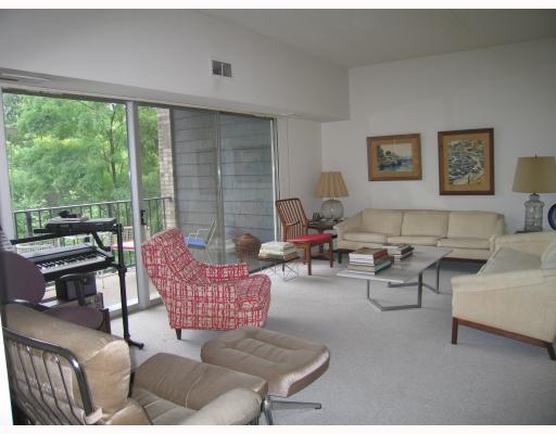 2120 Greentree Road, Unit 608E Pittsburgh, PA 15220 - Photo 2 of 6 Living Room.