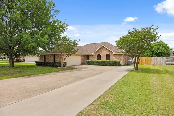 $350,000 | 225 Cobblestone Circle, Red Oak, TX 75154