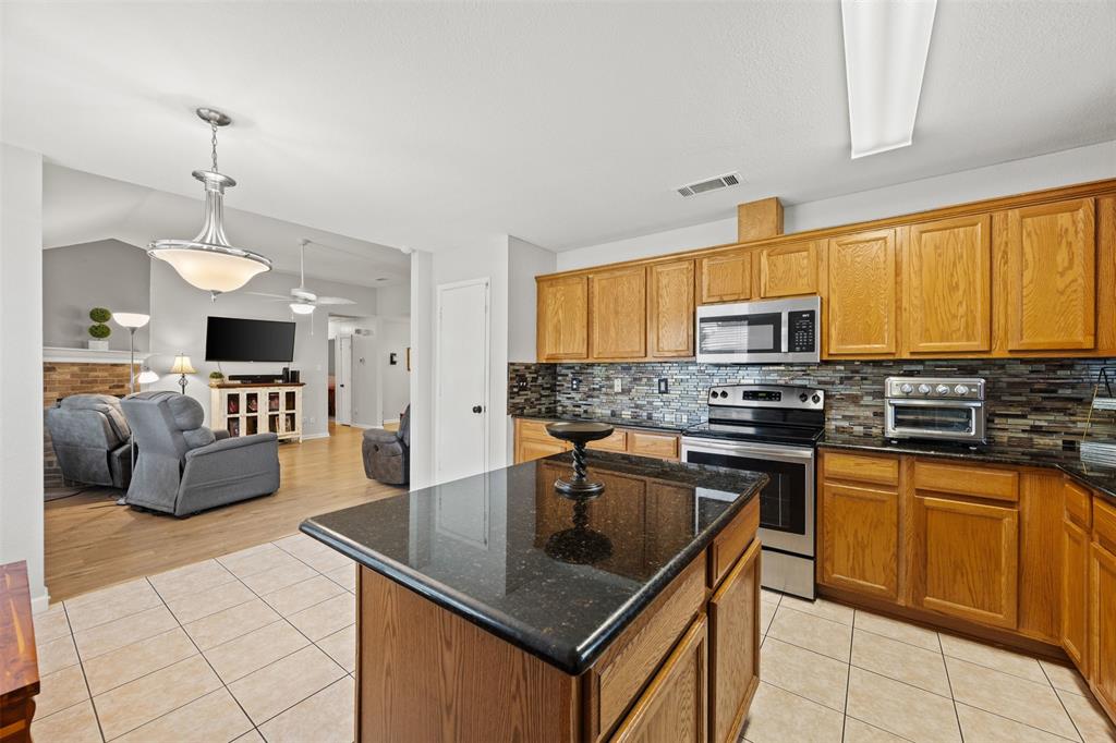 225 Cobblestone Circle Red Oak, TX 75154 - Photo 12 of 37