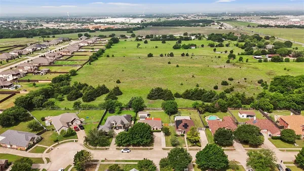$350,000 | 225 Cobblestone Circle, Red Oak, TX 75154