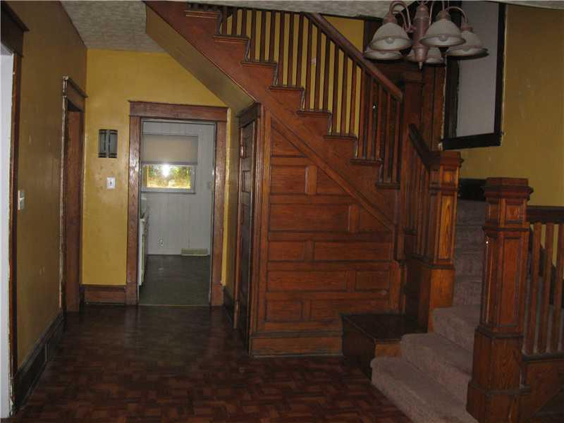439 Delaware Avenue Rochester, PA 15074 - Photo 3 of 9 Entry/Foyer.