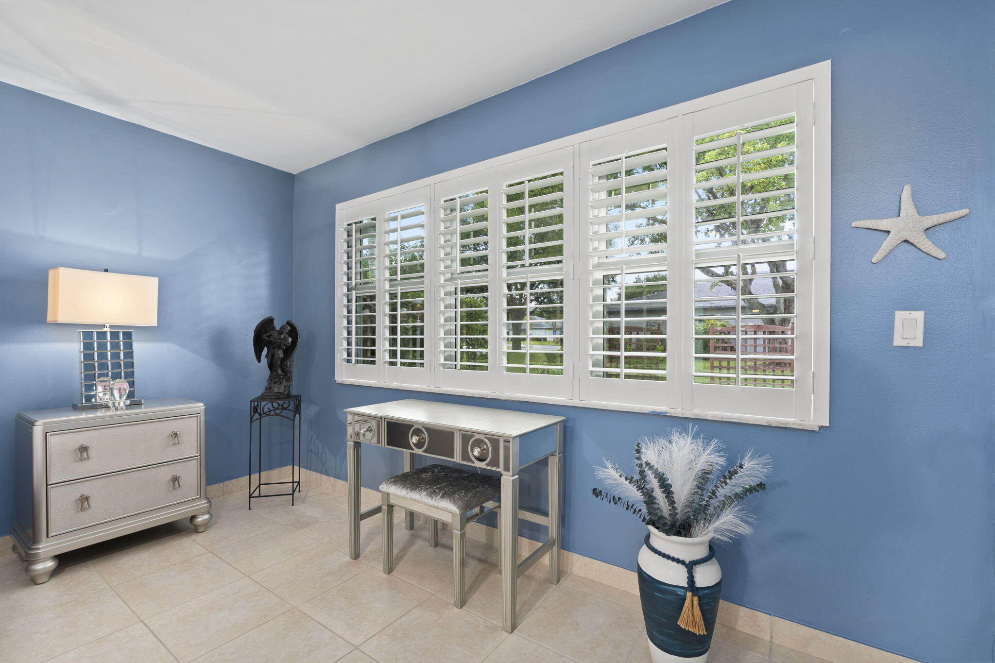 1177 South Drive Circle, Unit B Delray Beach, FL 33445 - Photo 20 of 41 OWNERS SUITE