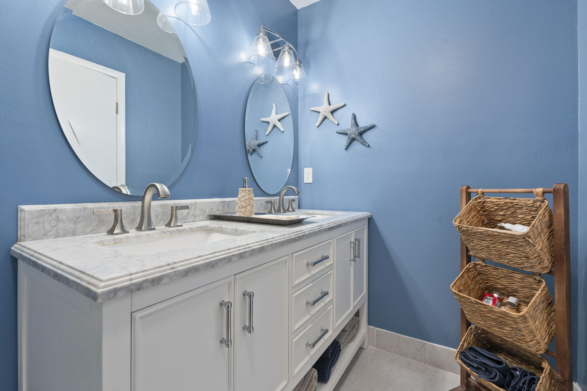 1177 South Drive Circle, Unit B Delray Beach, FL 33445 - Photo 23 of 41 OWNERS BATH