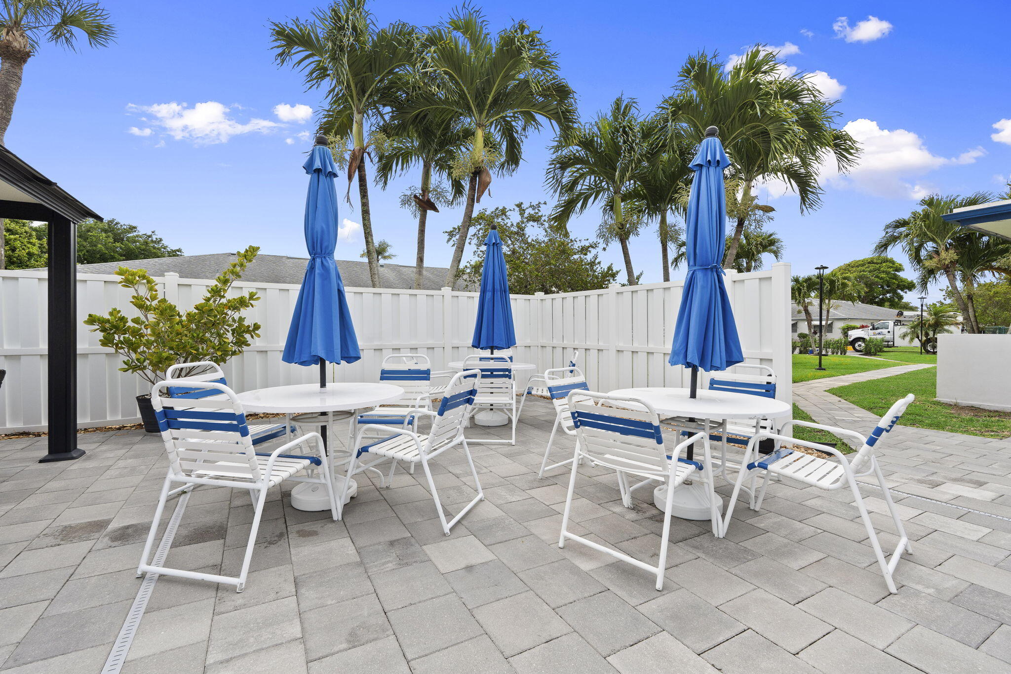 1177 South Drive Circle, Unit B Delray Beach, FL 33445 - Photo 34 of 41 PLENTY OF SEATING