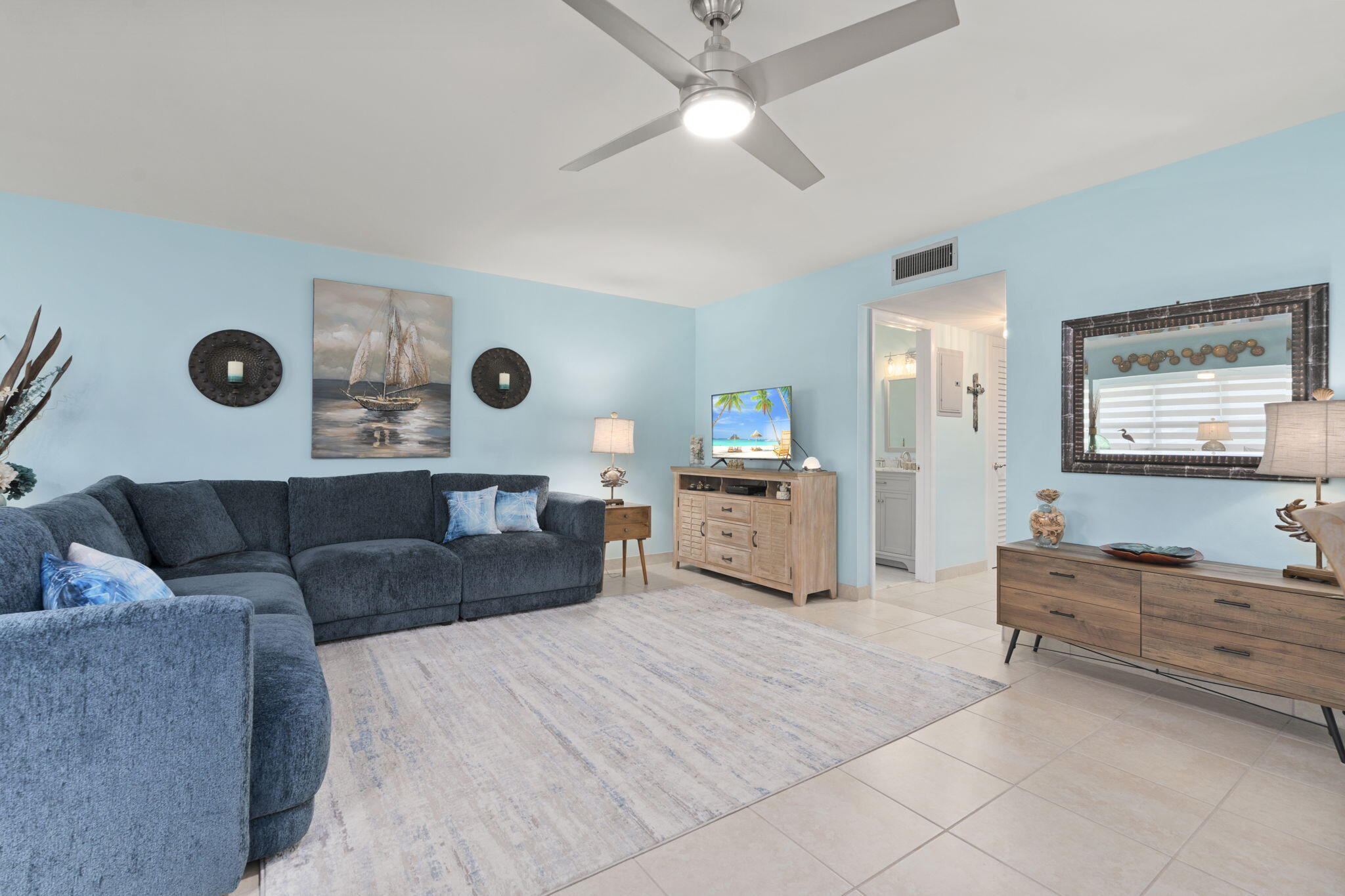 1177 South Drive Circle, Unit B Delray Beach, FL 33445 - Photo 5 of 41 LIVING ROOM