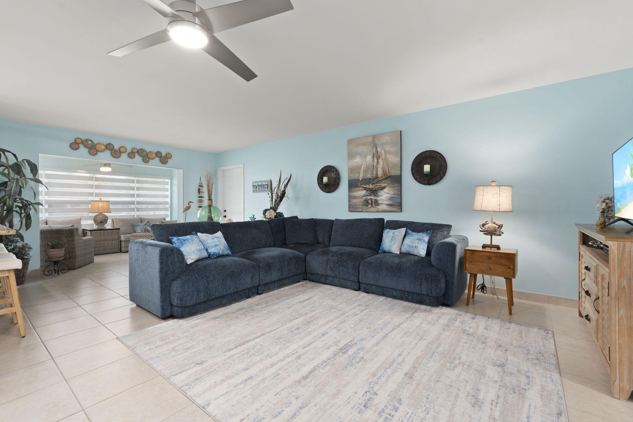 1177 South Drive Circle, Unit B Delray Beach, FL 33445 - Photo 6 of 41 LIVING ROOM