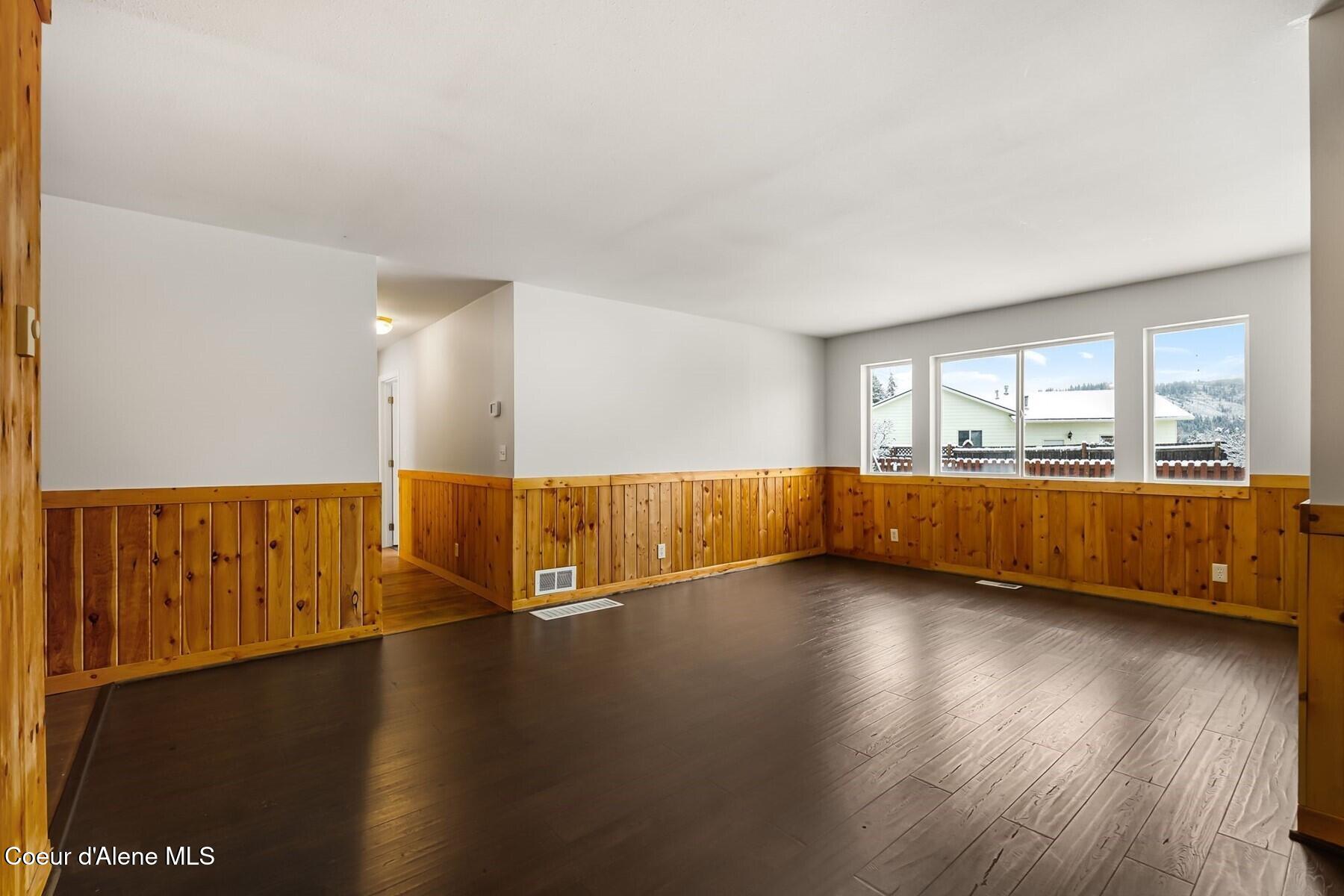 44 Campbell Loop Laclede, ID 83841 - Photo 11 of 43 Living room & hall way