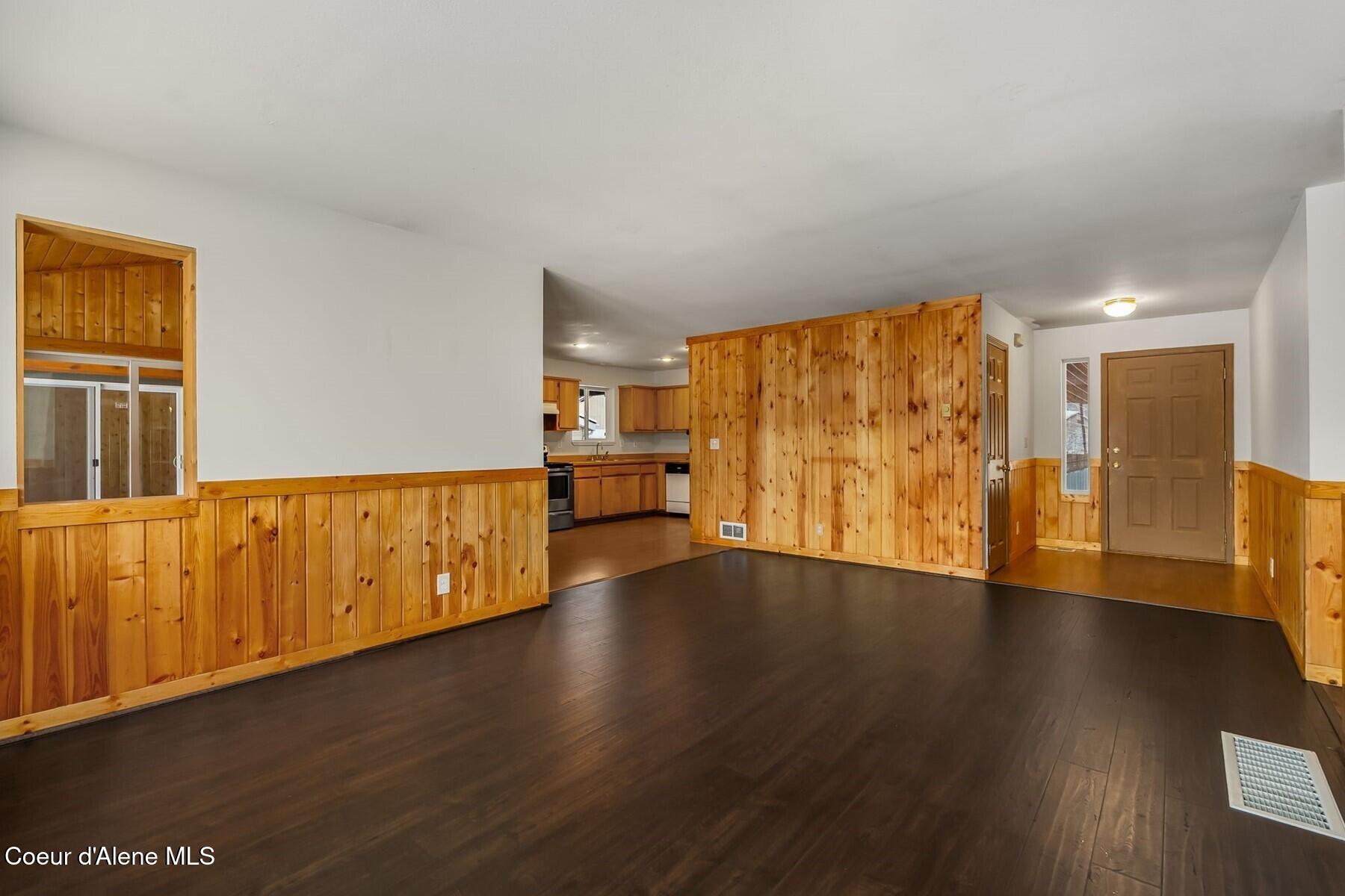 44 Campbell Loop Laclede, ID 83841 - Photo 6 of 43 Front Entrance to living room