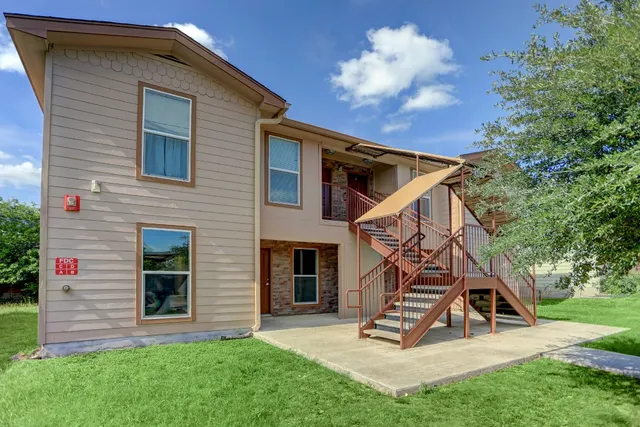 $995 | 706 West 6th Street, Unit C, Taylor, TX 76574