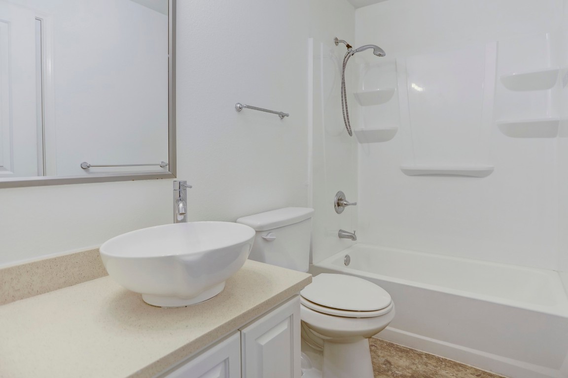 706 West 6th Street, Unit C Taylor, TX 76574 - Photo 13 of 14 Full bath with vanity and bathing tub / shower combination
