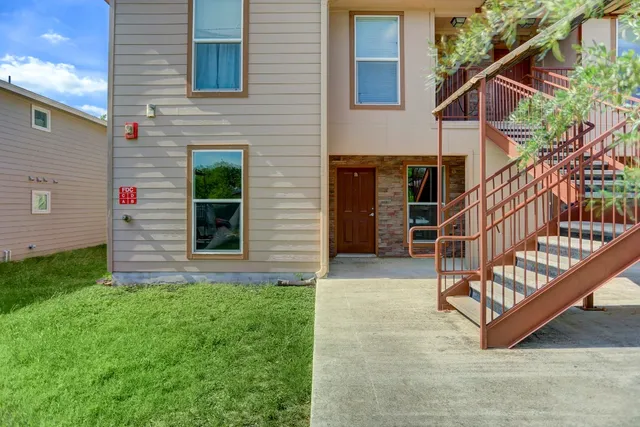 $995 | 706 West 6th Street, Unit C, Taylor, TX 76574