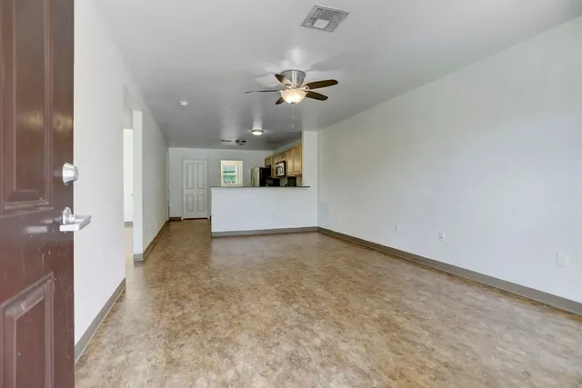$995 | 706 West 6th Street, Unit C, Taylor, TX 76574