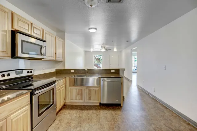 $995 | 706 West 6th Street, Unit C, Taylor, TX 76574