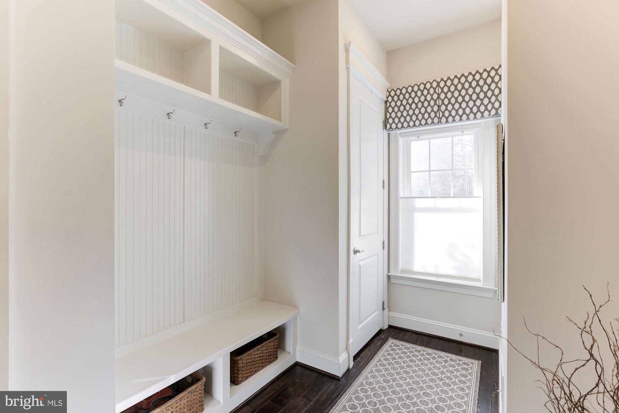 7300 Bull Run Post Office Road Centreville, VA 20121 - Photo 20 of 50 Mud room with cubbies and closet