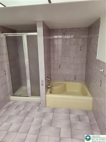 a bath tub sitting in a bathroom next to a tub
