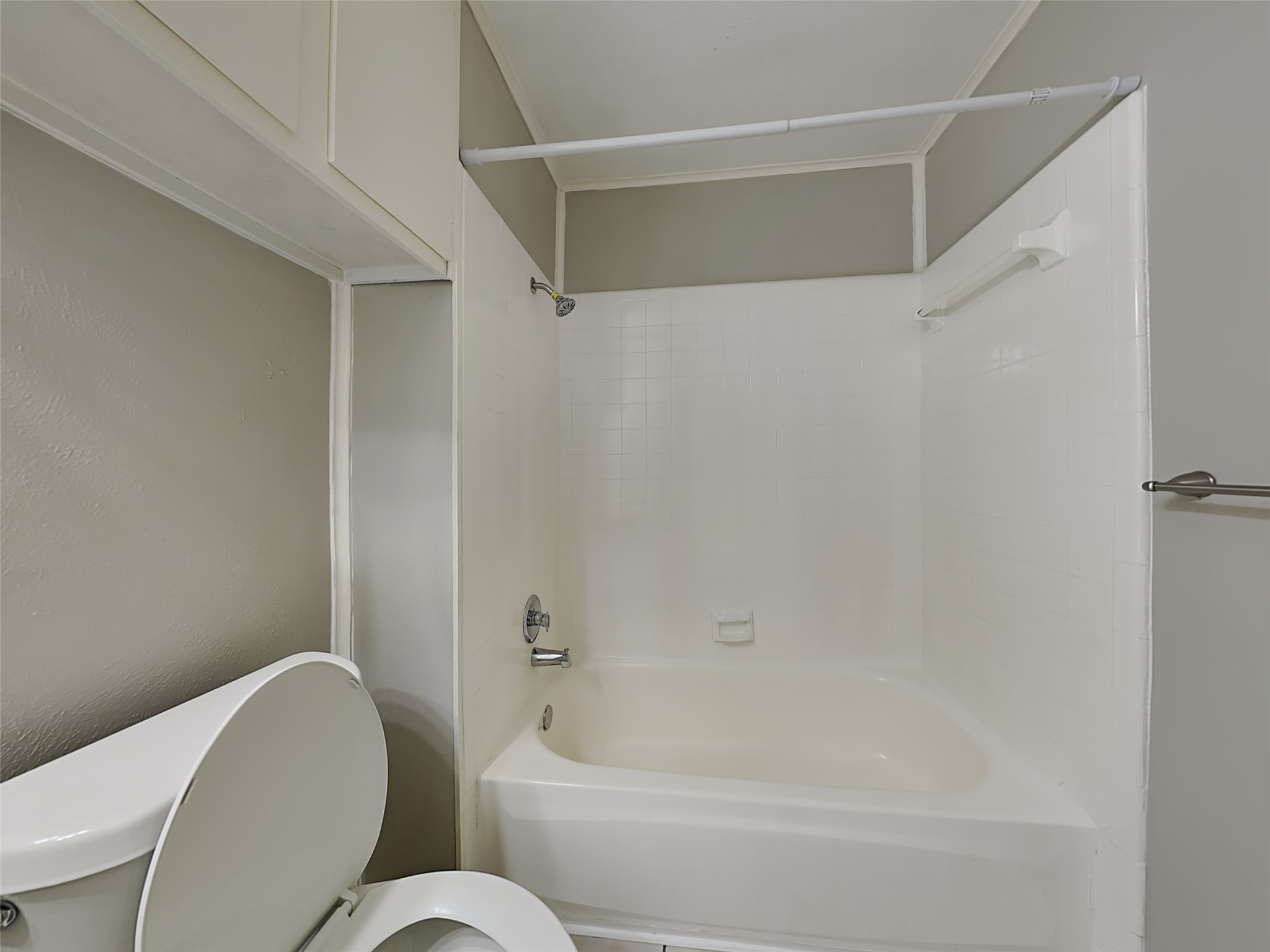 22902 Summer Green Lane Spring, TX 77373 - Photo 12 of 15 a bathroom with a toilet and a bathtub