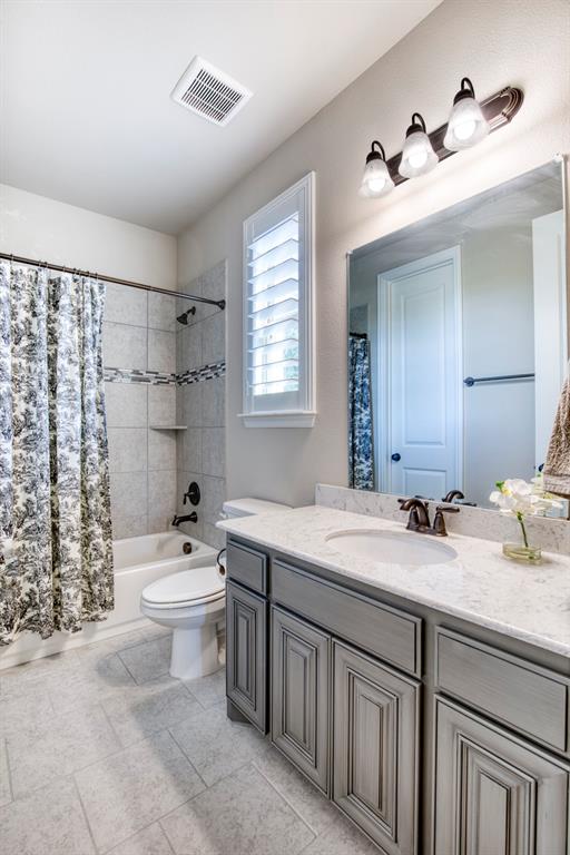 7760 Hackamore Street Frisco, TX 75036 - Photo 21 of 40 Guest suite en-suite bathroom with walk-in closet.